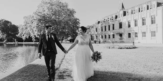 Hochzeitsfotos - Fotostudio - Traun (Traun) - Kirchliche Hochzeit in Wiener Neustadt, Paarfotos Schlosspark Hernstein - Daniela Schönthaller