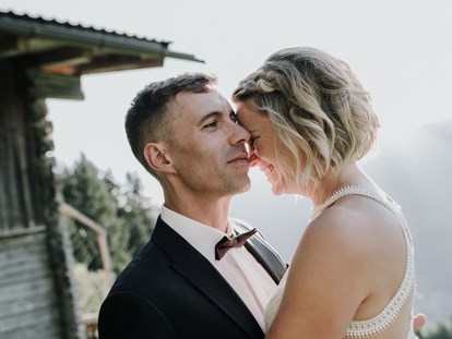 Hochzeitsfotos - Fotobox mit Zubehör - Zederhaus - Eine Traumhochzeit auf der Zillertaler Wiesenalm - Shots Of Love - Barbara Weber Photography