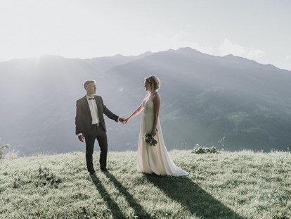 Hochzeitsfotos - Fotobox mit Zubehör - Schruns - Eine Traumhochzeit auf der Zillertaler Wiesenalm - Shots Of Love - Barbara Weber Photography