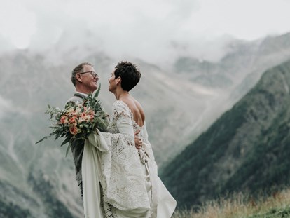 Hochzeitsfotos - Fotobox mit Zubehör - Tiefgraben - Berghochzeit über Sölden - Shots Of Love - Barbara Weber Photography