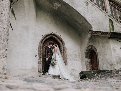 Hochzeitsfotos - Fotobox mit Zubehör - Eine wundervolle Schloßhochzeit im Schloß Friedberg in Volders - Shots Of Love - Barbara Weber Photography