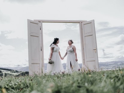 Hochzeitsfotos - Fotobox alleine buchbar - Fuschl am See - Love is Love bei der freien Trauung von Lisa und Melanie am Attersee - Shots Of Love - Barbara Weber Photography
