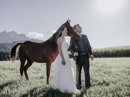 Hochzeitsfotos - Fotobox alleine buchbar - Maishofen - Hochzeitsshooting mit Araberstute Mystery - Shots Of Love - Barbara Weber Photography