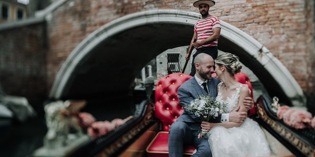 Hochzeitsfotos - Berufsfotograf - Tirol - Traumhochzeit in einer venezianischen Gondel - Shots Of Love - Barbara Weber Photography