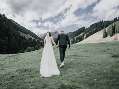 Hochzeitsfotos - zweite Kamera - Nassereith - Hochzeit auf der Pulvermacheralm mit Bergpanorama - Shots Of Love - Barbara Weber Photography