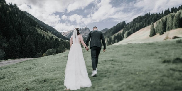 Hochzeitsfotos - Fotobox mit Zubehör - Tiroler Unterland - Hochzeit auf der Pulvermacheralm mit Bergpanorama - Shots Of Love - Barbara Weber Photography