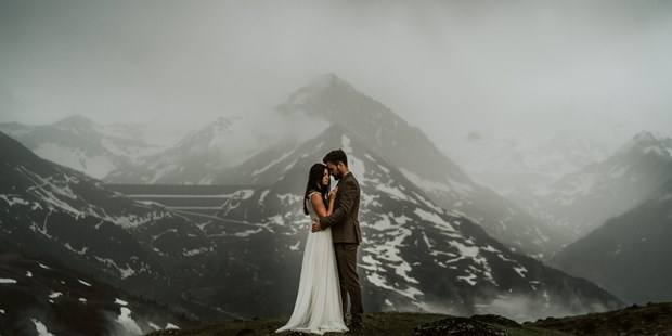 Hochzeitsfotos - Art des Shootings: Portrait Hochzeitsshooting - Tirol - Hochzeits Shooting mit dramatischen Wetter - Blitzkneisser