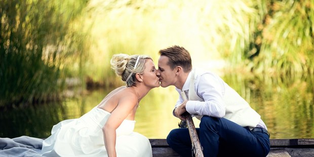 Hochzeitsfotos - Fotobox mit Zubehör - Schwaben - Paarshooting beim Restaurant Wirt am Teich - Visual Wedding – Martin & Katrin