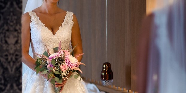 Hochzeitsfotos - Fotobox alleine buchbar - Wallern - Getting ready im Seehotel das Traunsee - Visual Wedding – Martin & Katrin