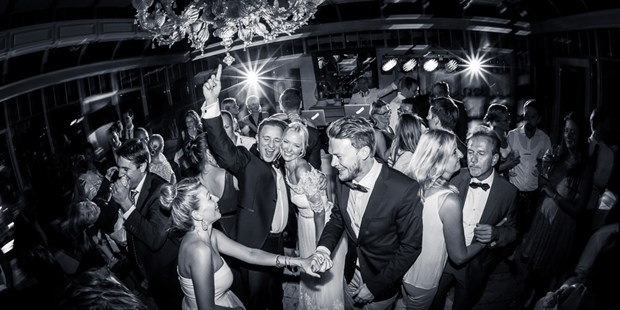 Hochzeitsfotos - Copyright und Rechte: Bilder auf Social Media erlaubt - Deutschland - Hochzeitsparty im Gutshof Stangl - Charles Diehle - Hochzeitsfotograf München