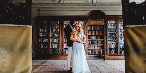 Hochzeitsfotos - Copyright und Rechte: Bilder auf Social Media erlaubt - Oberndorf bei Salzburg - Standesamtliche Hochzeit in der Bibliothek - Charles Diehle - Hochzeitsfotograf München