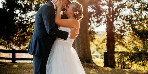 Hochzeitsfotos - Copyright und Rechte: Bilder auf Social Media erlaubt - Aukrug - Brautpaarshooting im Freien - A LOVE above photography by Kevin Kurek