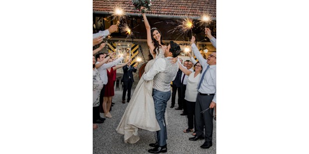 Hochzeitsfotos - Copyright und Rechte: Bilder auf Social Media erlaubt - Sachsen - Bilder am Abend mit Wunderkerzen - Jennifer & Michael Photography