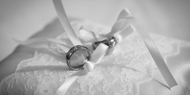 Hochzeitsfotos - Copyright und Rechte: Bilder kommerziell nutzbar - Ringkissen mit Ringen - einfach traumhaft - your magic day Hochzeitsfotograf
