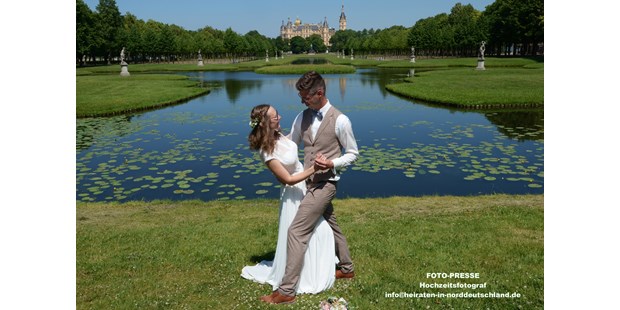 Hochzeitsfotos - Wolfsburg - #brautpaarshooting#
#schloss schwerin#
#schlossgarten#
#kreuzkanal# - REINHARD BALZEREK