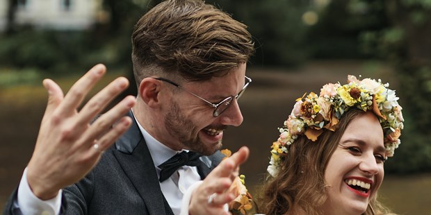 Hochzeitsfotos - Art des Shootings: 360-Grad-Fotografie - Hof (Tiefgraben) - lachendes Brautpaar - Lars Boob