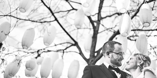 Hochzeitsfotos - Art des Shootings: Portrait Hochzeitsshooting - Allgäu / Bayerisch Schwaben - Braut, Bräutigam und Ballons Fotograf Ulm
fotografulm.com - Fotograf Ulm