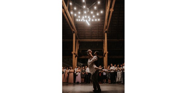 Hochzeitsfotos - Sankt Georgen im Attergau - Hochzeit am Oberbauergut in Leonding Oberösterreich - Hochzeitstanz - Kosia Photography