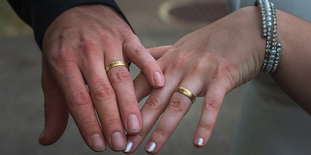 Hochzeitsfotos - Appenzell - Die Zeichen der Gemeinsamkeiit, wunderschöne Ringe - Markus Eymann