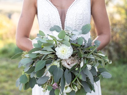 Hochzeitsfotos - Videografie buchbar - St. Donat - Cooler Eucalyptusbrautstrauß - Monika Wittmann Photography