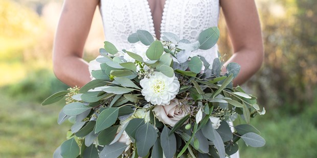 Hochzeitsfotos - zweite Kamera - Steiermark - Cooler Eucalyptusbrautstrauß - Monika Wittmann Photography