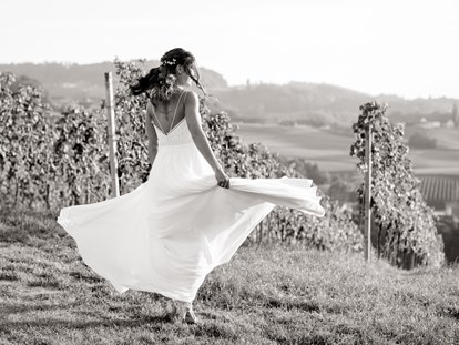 Hochzeitsfotos - Fotobox mit Zubehör - Mattersburg - So ein schönes Brautkleid - Monika Wittmann Photography