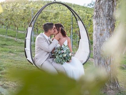 Hochzeitsfotos - Fotobox mit Zubehör - Maria Elend - Romantischer Kuss in den Weinbergen - Monika Wittmann Photography