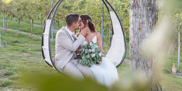 Hochzeitsfotos - Fotobox mit Zubehör - Döbriach - Romantischer Kuss in den Weinbergen - Monika Wittmann Photography