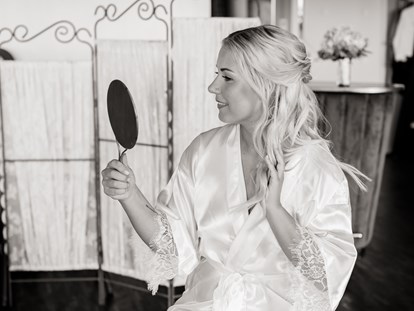 Hochzeitsfotos - zweite Kamera - Arnoldstein - Wunderschöne Braut beim Styling - Monika Wittmann Photography