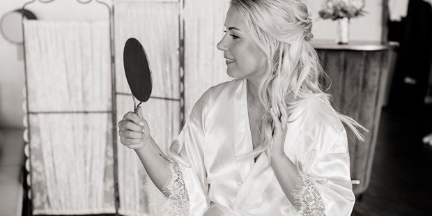 Hochzeitsfotos - Fotobox mit Zubehör - Döbriach - Wunderschöne Braut beim Styling - Monika Wittmann Photography