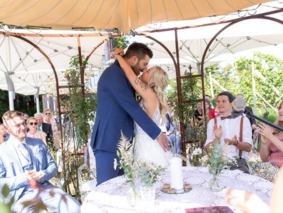 Hochzeitsfotos - Copyright und Rechte: Bilder auf Social Media erlaubt - Deutschfeistritz - Kiss kiss kiss - Monika Wittmann Photography
