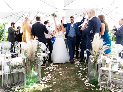 Hochzeitsfotos - Videografie buchbar - Studenzen - Glücksmomente beim Auszug - Monika Wittmann Photography