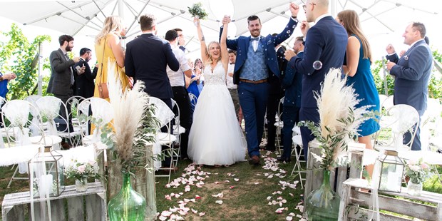 Hochzeitsfotos - Videografie buchbar - Glücksmomente beim Auszug - Monika Wittmann Photography
