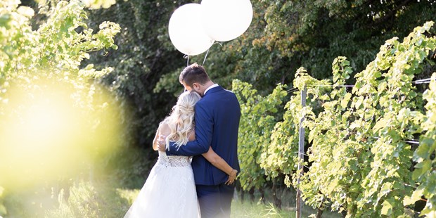 Hochzeitsfotos - Videografie buchbar - Romantische Augenblicke im Weingarten - Monika Wittmann Photography
