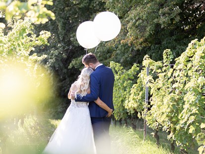 Hochzeitsfotos - Videografie buchbar - Romantische Augenblicke im Weingarten - Monika Wittmann Photography