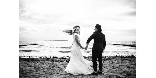 Hochzeitsfotos - Copyright und Rechte: Bilder frei verwendbar - Strandhochzeit Hochzeitsfotografin Rügen - Maryl Hochzeitsfotografie