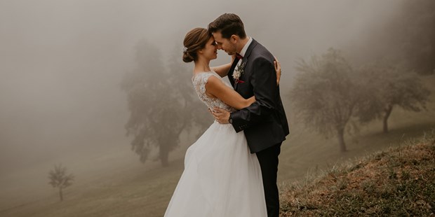 Hochzeitsfotos - Videografie buchbar - Koppl (Koppl) - Regenhochzeit im Refugium Hochstrass, Niederösterreich - Thomas Oberascher