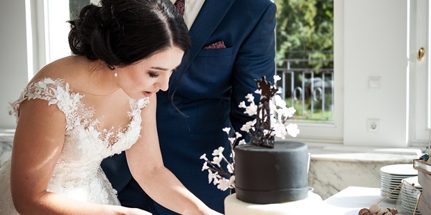 Hochzeitsfotos - Videografie buchbar - Lengede - Anschneiden der Hochzeitstorte  - Zerina Kaps Photography 