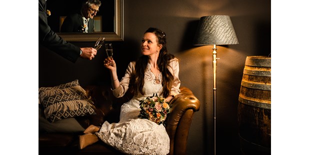 Hochzeitsfotos - Copyright und Rechte: Bilder auf Social Media erlaubt - Hausruck - Brautpaarshooting im Café  - Andrea Kühl - coolwedding photography