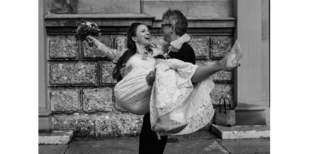 Hochzeitsfotos - Art des Shootings: Trash your Dress - Innsbruck - Just married... - Andrea Kühl - coolwedding photography