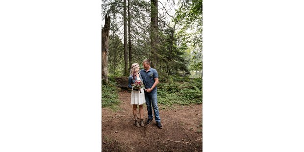 Hochzeitsfotos - Vorarlberg - Dieses bezaubernde Paar durfte ich gleich mit der ganzen Familie bei einem After Wedding Shooting mit meiner Kamera festhalten. - Glücksbild Fotografie