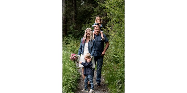 Hochzeitsfotos - Art des Shootings: Fotostory - Vorarlberg - Dieses bezaubernde Paar durfte ich gleich mit der ganzen Familie bei einem After Wedding Shooting mit meiner Kamera festhalten. - Glücksbild Fotografie