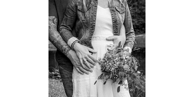 Hochzeitsfotos - zweite Kamera - Bichlbach - Dieses bezaubernde Paar durfte ich gleich mit der ganzen Familie bei einem After Wedding Shooting mit meiner Kamera festhalten. - Glücksbild Fotografie