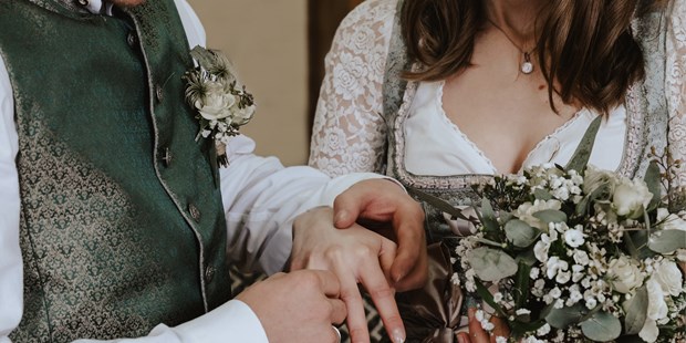Hochzeitsfotos - Copyright und Rechte: Bilder auf Social Media erlaubt - Ravensburg - Im Jänner durfte ich die schöne Trauung vom Brautpaar Schwendinger in Dornbirn begleiten.  - Glücksbild Fotografie