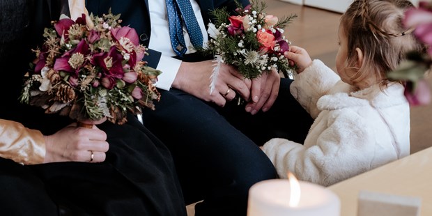 Hochzeitsfotos - Copyright und Rechte: Bilder auf Social Media erlaubt - Ravensburg - Anfang Jänner durfte ich das Brautpaar Troy auf ihrem Weg zum Standesamt begleiten. Mit viel Freude feierten sie ihren besonderen Tag.  - Glücksbild Fotografie