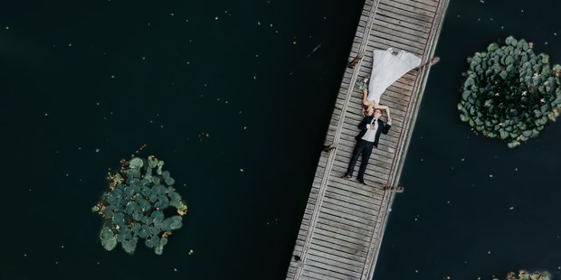 Hochzeitsfotos - Art des Shootings: Fotostory - Hessen - Matthias Raith Hochzeitsfotografie - Brautpaarfoto mit Drohne - Matthias Raith Hochzeitsfotograf