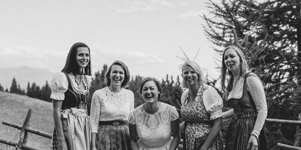 Hochzeitsfotos - Art des Shootings: Portrait Hochzeitsshooting - Kärnten - Gruppenfoto auf der Schulterkogelhütte - Lydia Jung Photography