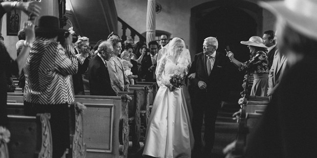 Hochzeitsfotos - Ebenthal (Ebenthal in Kärnten) - Einzug der Braut bei kirchlicher Trauung in Kitzbühl 
Tirol - Lydia Jung Photography