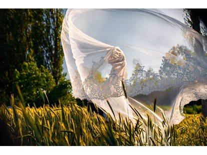 Hochzeitsfotos - Art des Shootings: Trash your Dress - Laßnitzhöhe - © Adrian Almasan | www.adrianalmasan.com
Hochzeitsfotograf - Adrian Almasan