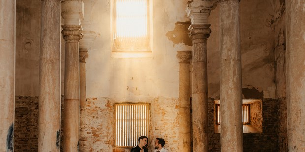 Hochzeitsfotos - Art des Shootings: Fotostory - Schwaben - Bild entstand bei einem Styledshooting im Marstallt des Innviertler Versailles

WOW-Foto-Award-Gewinnerbild im Bereich "Styledshooting" - Andrea Gadringer